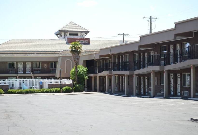 هتل Super 8 By Wyndham St. George Ut