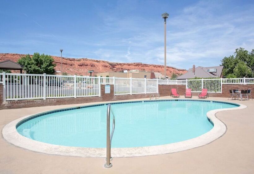 هتل Super 8 By Wyndham St. George Ut