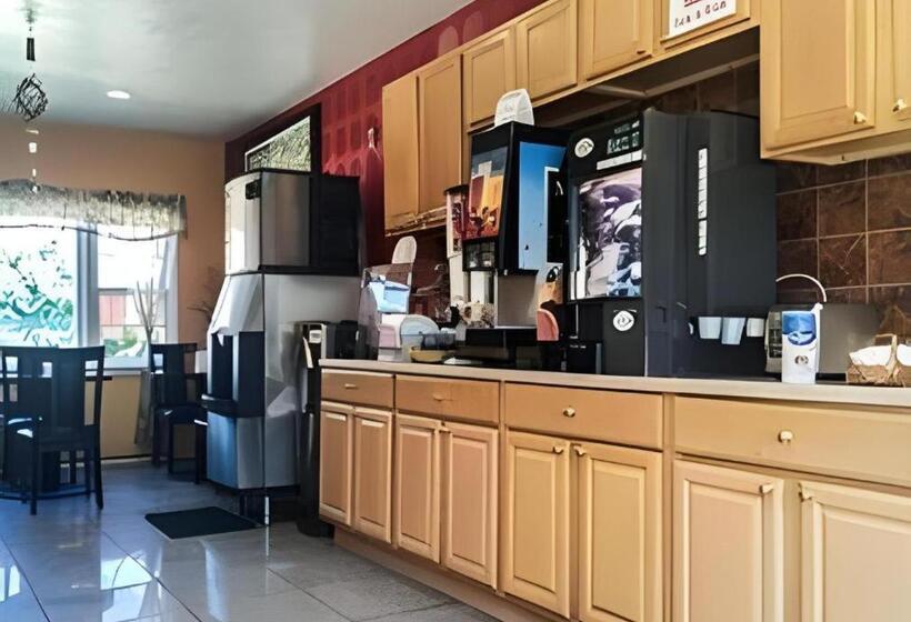 فندق Travelodge By Wyndham Bay Shore Long Island