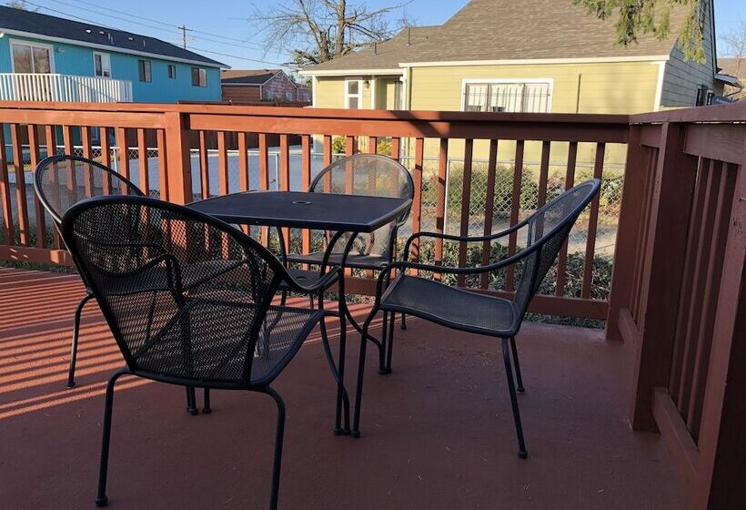 بنسيون Rainier Guesthouse