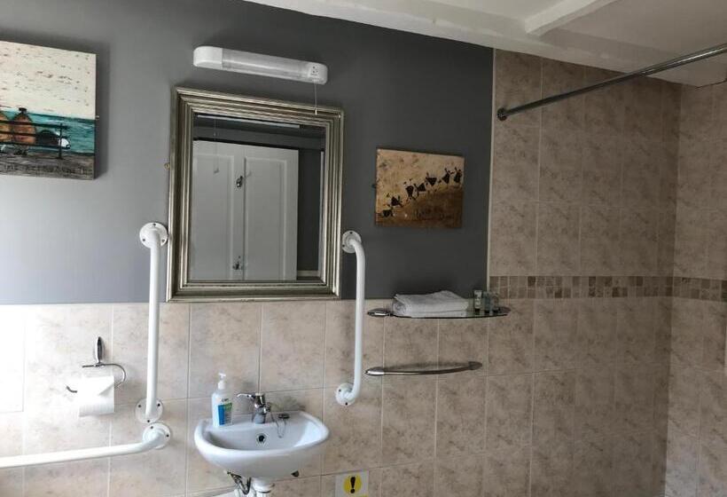 بنسيون The Cross Guest House
