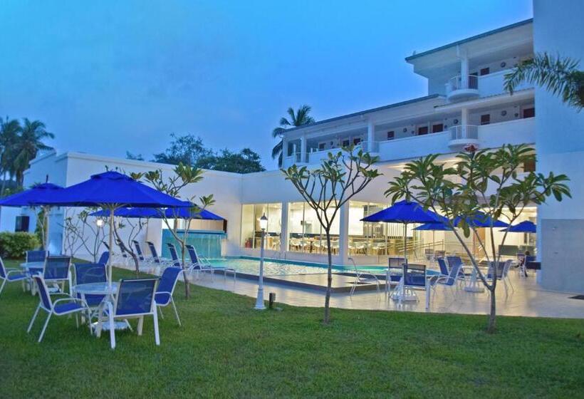هتل Avi Pangkor Beach Resort