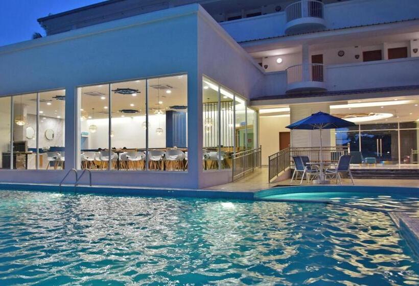 هتل Avi Pangkor Beach Resort