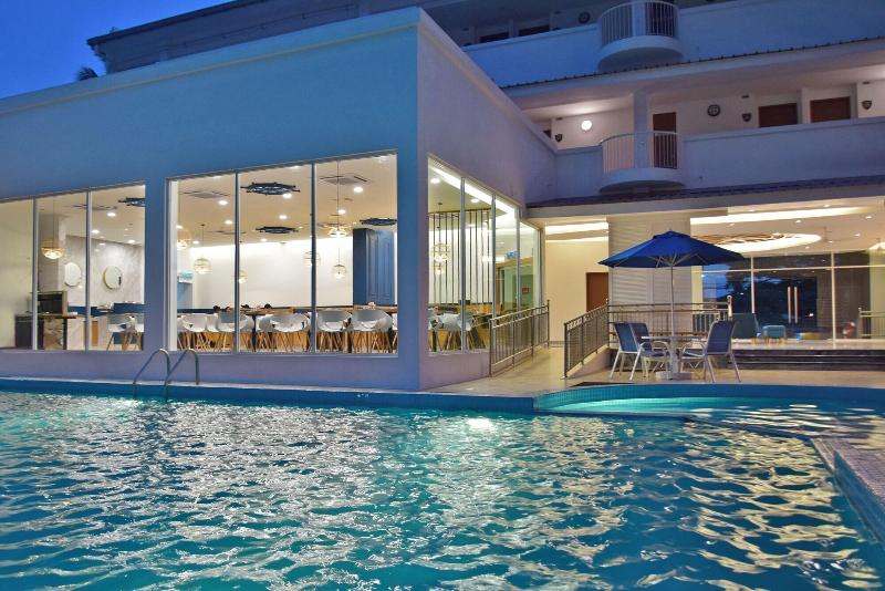 هتل Avi Pangkor Beach Resort