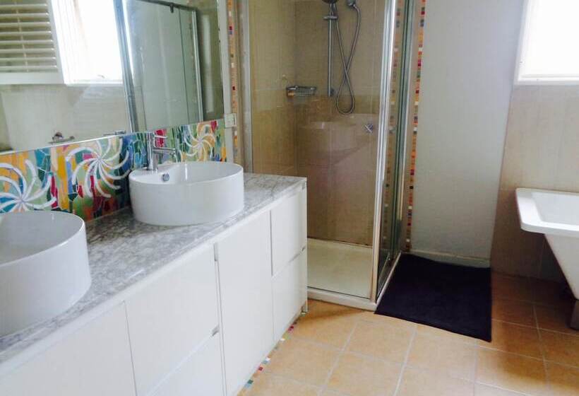 פנסיון Stylish Comfortable Central Artists Home