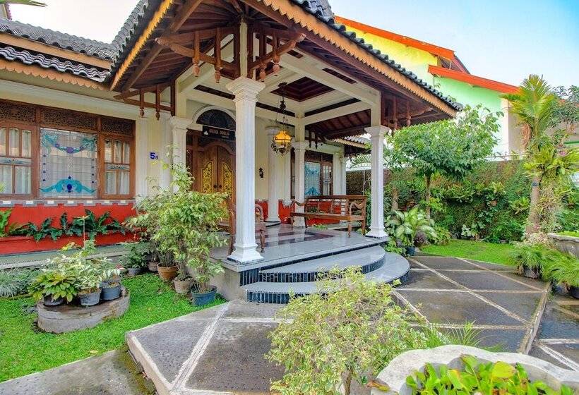 پانسیون Griya Joglo Homestay By Oyo Rooms