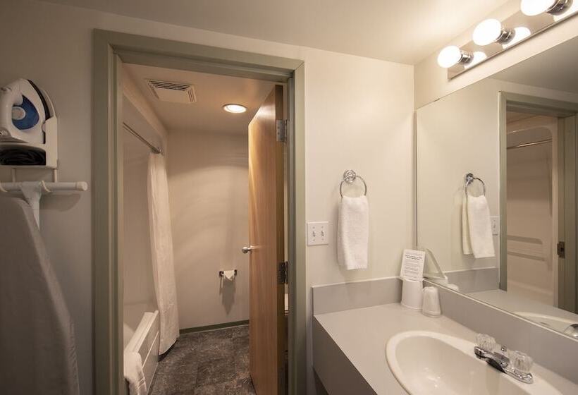 فندق صغير Dunvegan Inn And Suites
