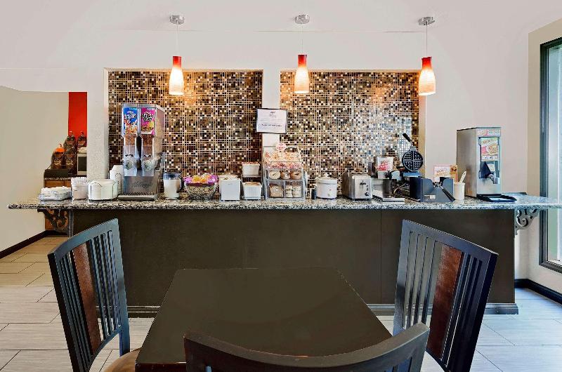 هتل Super 8 By Wyndham Fayetteville