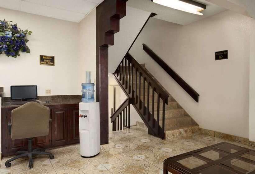 مُتل Super 8 By Wyndham Carlsbad
