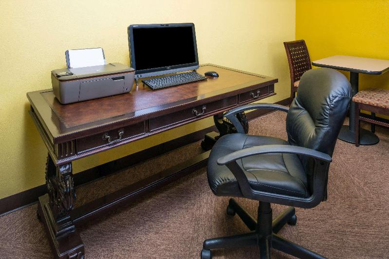 مُتل Super 8 By Wyndham Lincoln West