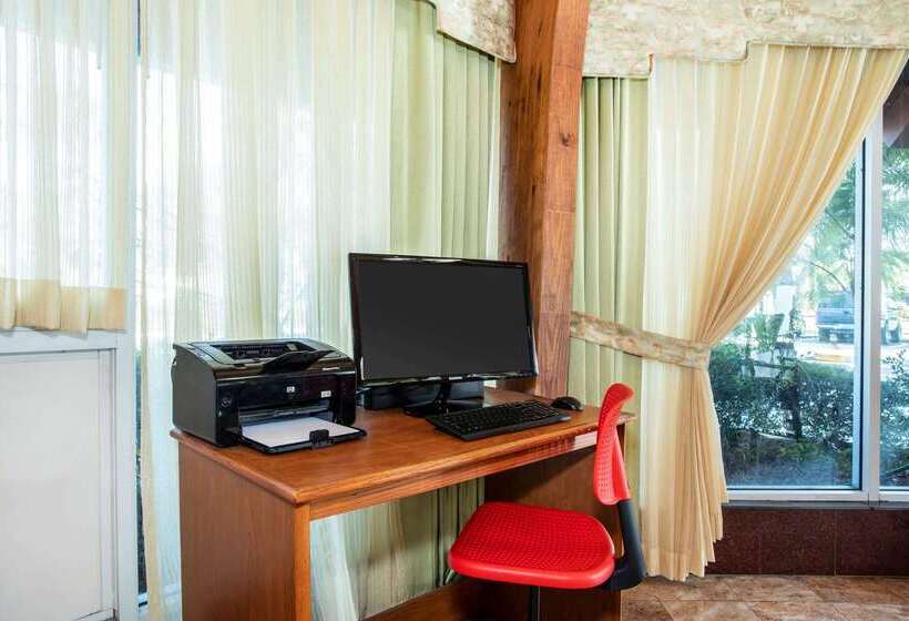 فندق على الطريق Super 8 By Wyndham North Palm Beach