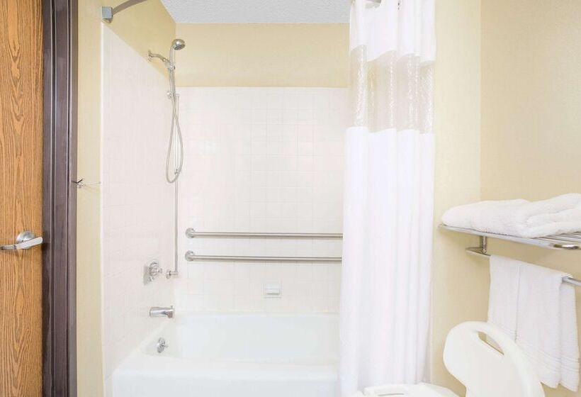 فندق على الطريق Super 8 By Wyndham Roanoke Va