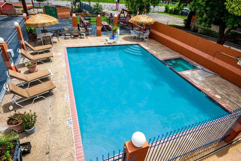 هتل Econo Lodge Inn & Suites Near Lackland Afb