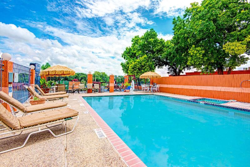 هتل Econo Lodge Inn & Suites Near Lackland Afb