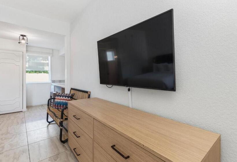 فندق Postcard Inn On The Beach