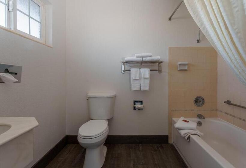 فندق Riverfront Inn Roseburg