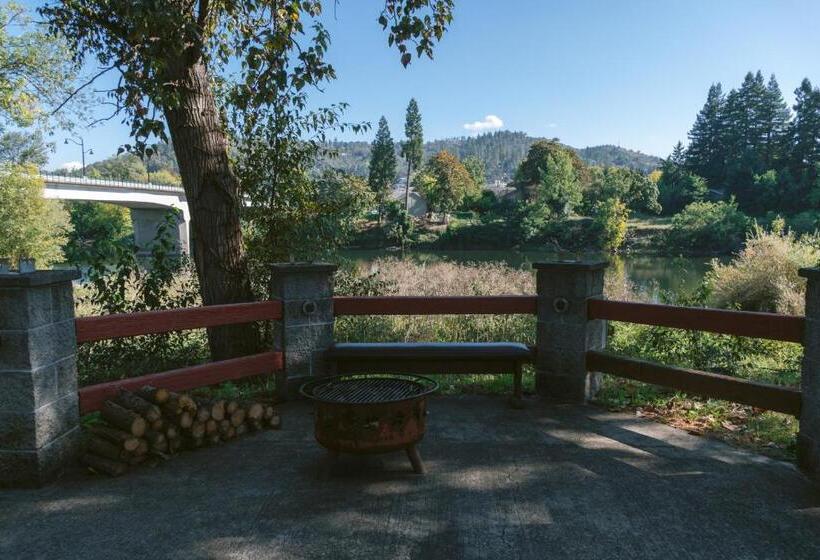 فندق Riverfront Inn Roseburg