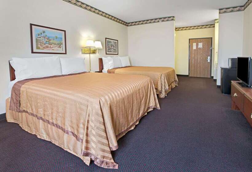 בית מלון כפרי Travelodge By Wyndham St. Louis