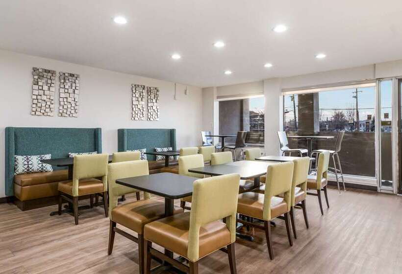 فندق على الطريق Clarion Pointe East Lansing University Area