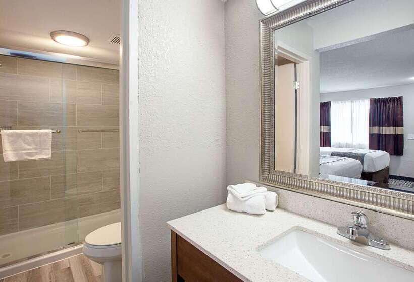 فندق على الطريق Clarion Pointe East Lansing University Area