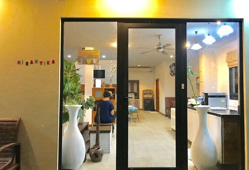 هاستل Hiranyika Cafe And Bed