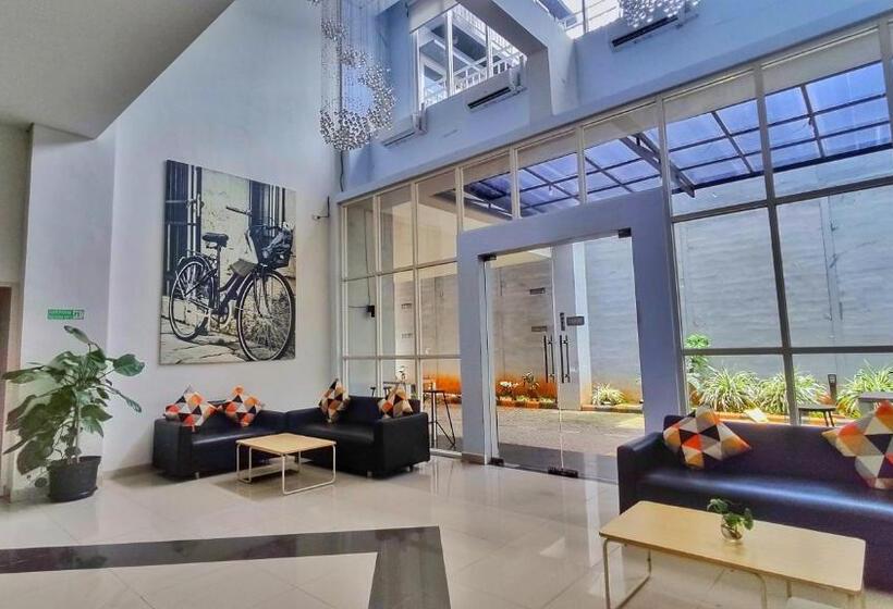 酒店 Dela Charis Tuban