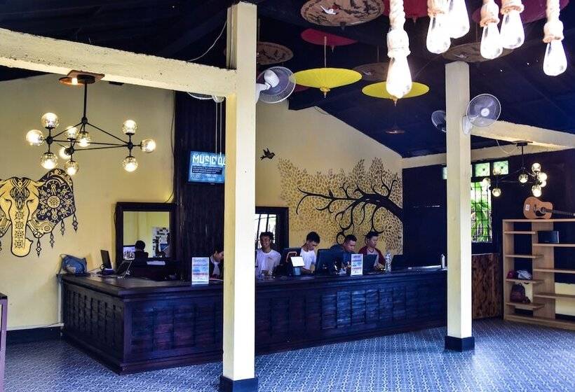 هاستل Mad Monkey Luang Prabang