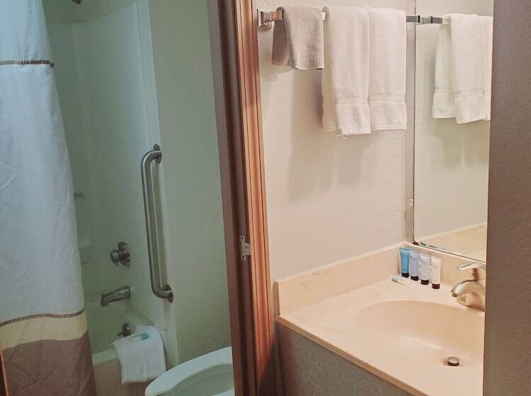 هتل Blackstone Lodge And Suites