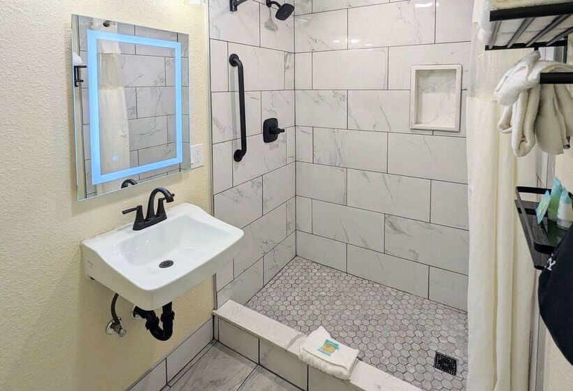 בית מלון כפרי Clarion  Collection Wilkie S Inn Pacific Grove  Monterey