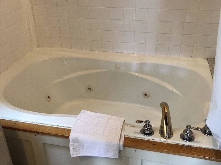 هتل Red Elephant Inn Bed And Breakfast