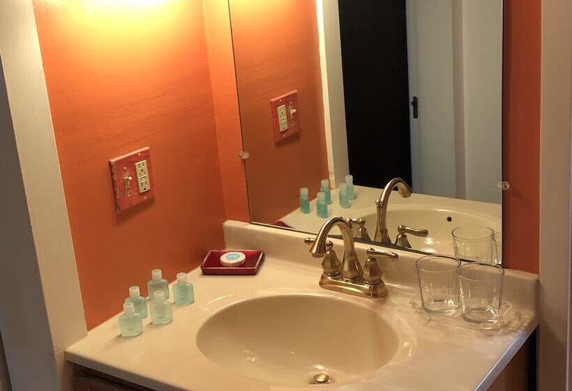 هتل Red Elephant Inn Bed And Breakfast