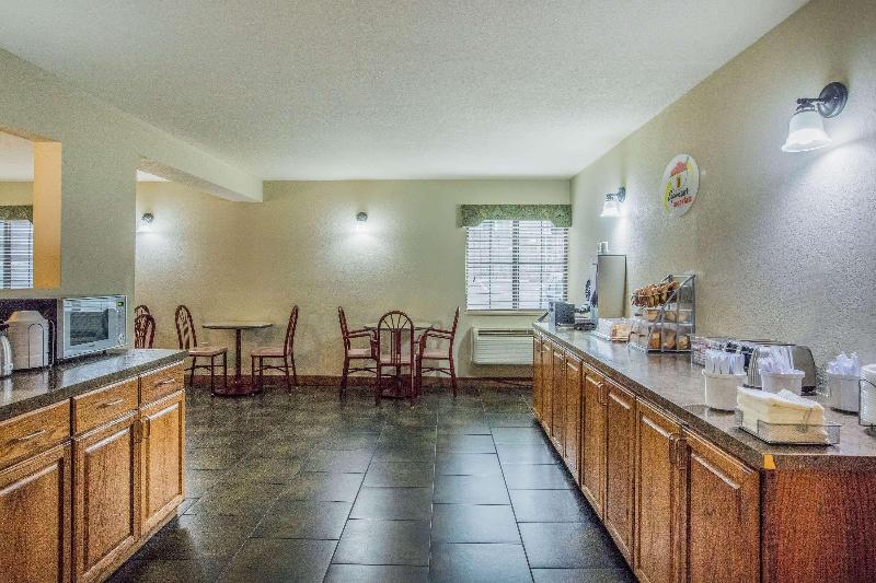 هتل Spark By Hilton Wichita East