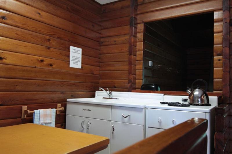 استراحتگاه Miette Hot Springs Bungalows