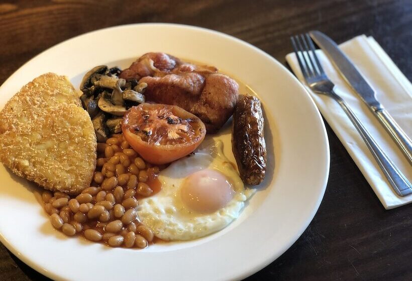 בית מלון כפרי The Churchill By Greene King Inns