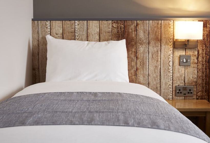 בית מלון כפרי The Churchill By Greene King Inns