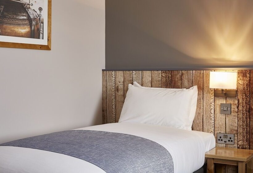 בית מלון כפרי The Churchill By Greene King Inns