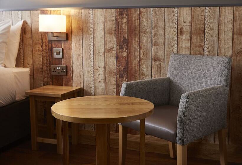 בית מלון כפרי The Churchill By Greene King Inns