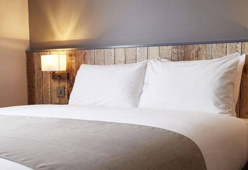 בית מלון כפרי The Churchill By Greene King Inns