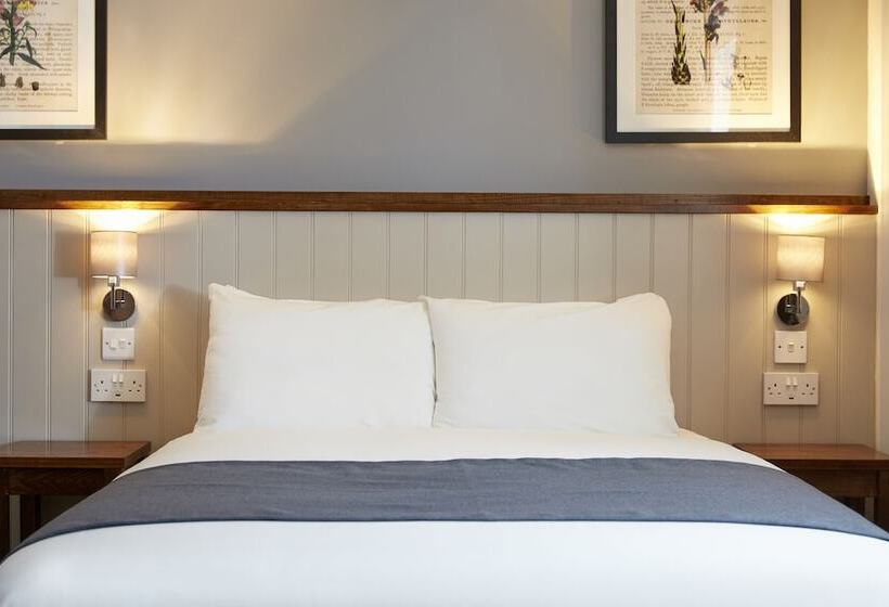 בית מלון כפרי The Churchill By Greene King Inns