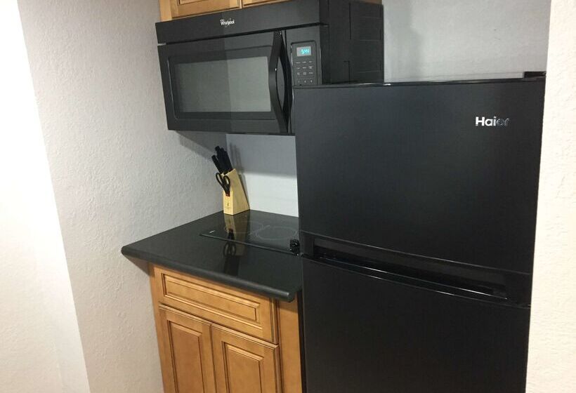 هتل Best Western Plus Birmingham Inn & Suites