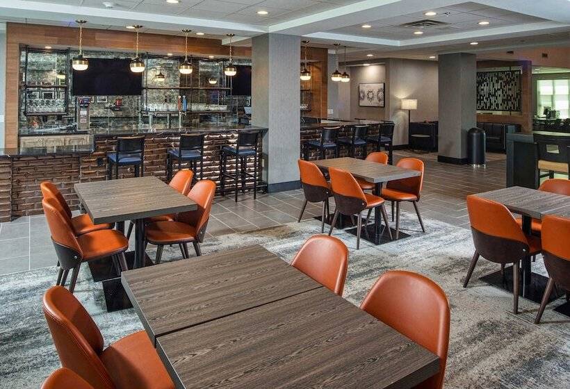 هتل Four Points By Sheraton Appleton