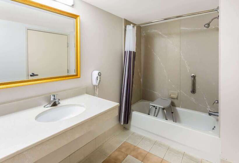 هتل La Quinta By Wyndham Madison American Center