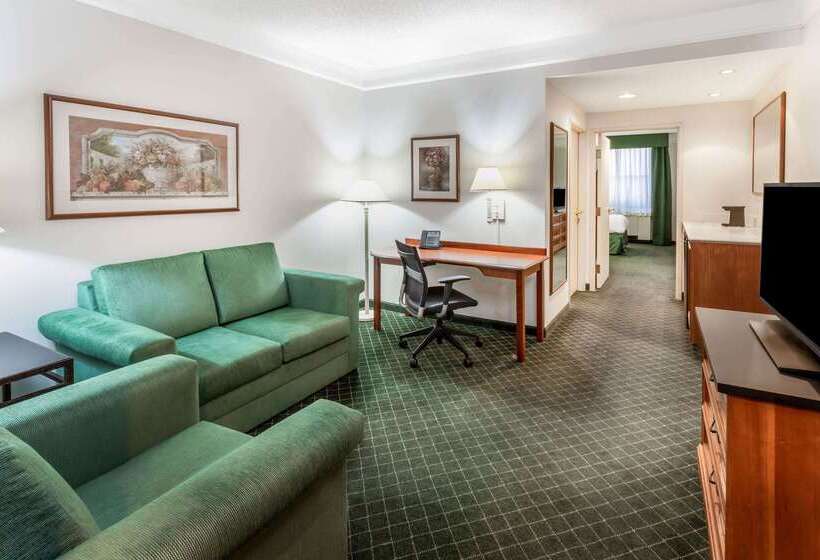 هتل La Quinta By Wyndham Madison American Center