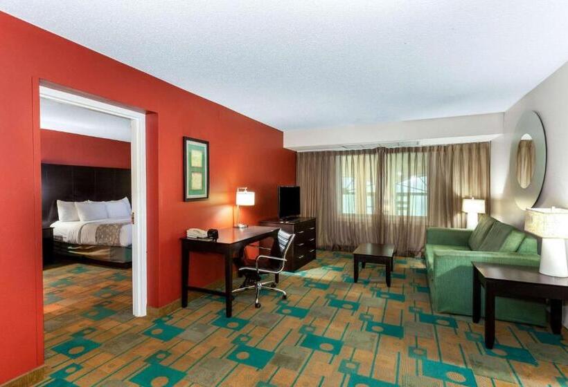 هتل La Quinta By Wyndham Milwaukee Bayshore Area