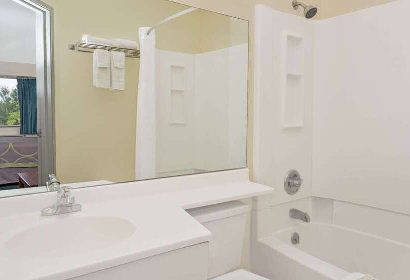 هتل Super 8 By Wyndham Windsor