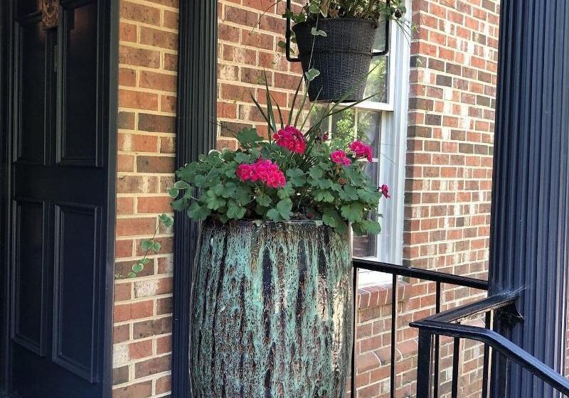 هتل Williamsburg Sampler B & B