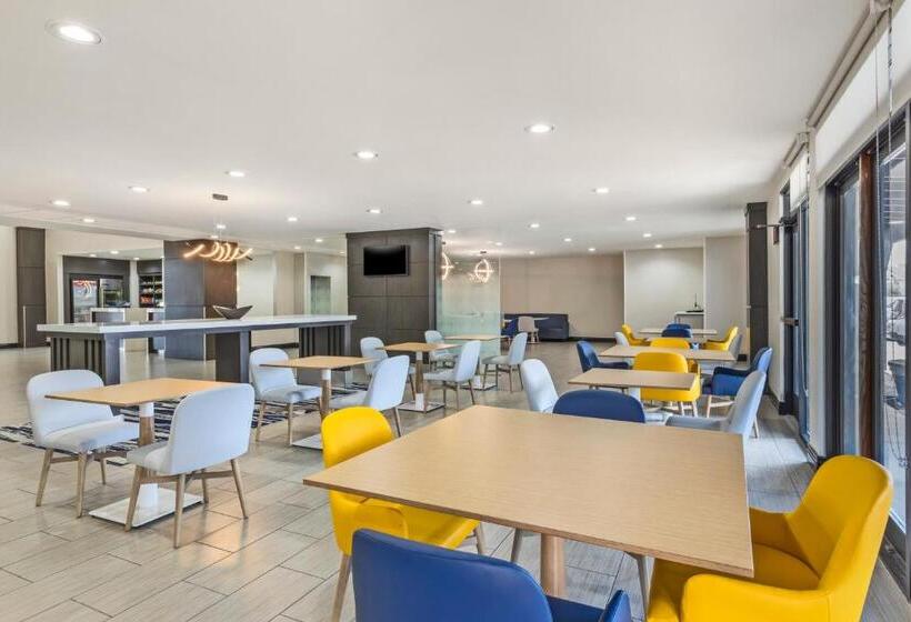 هتل Comfort Inn & Suites Irving Las Colinas Dfw