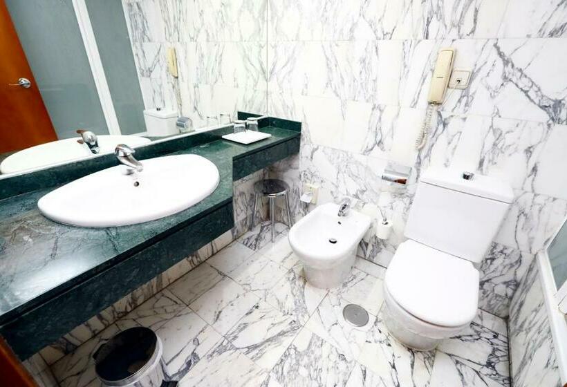 هتل Travelodge Madrid Coslada Airport
