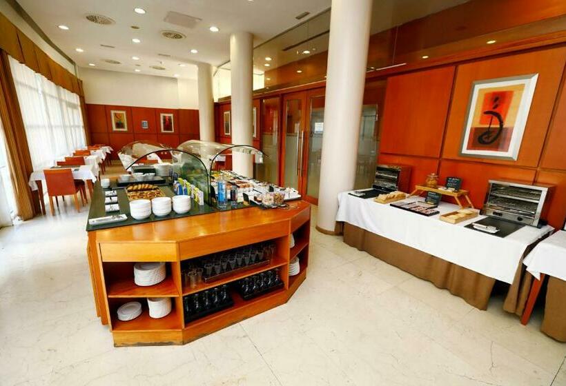 هتل Travelodge Madrid Coslada Airport