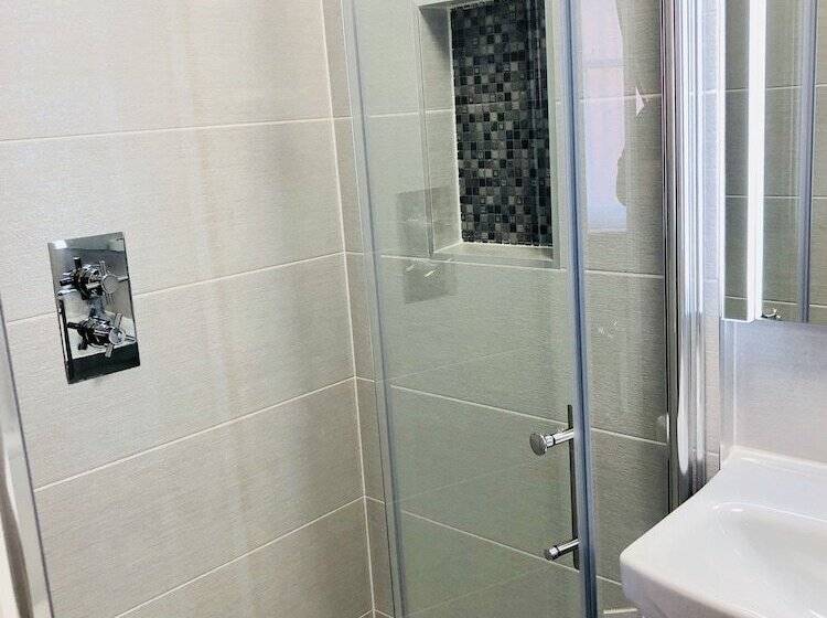 Ilfracombe House Hotel   Near Cliffs Pavilion